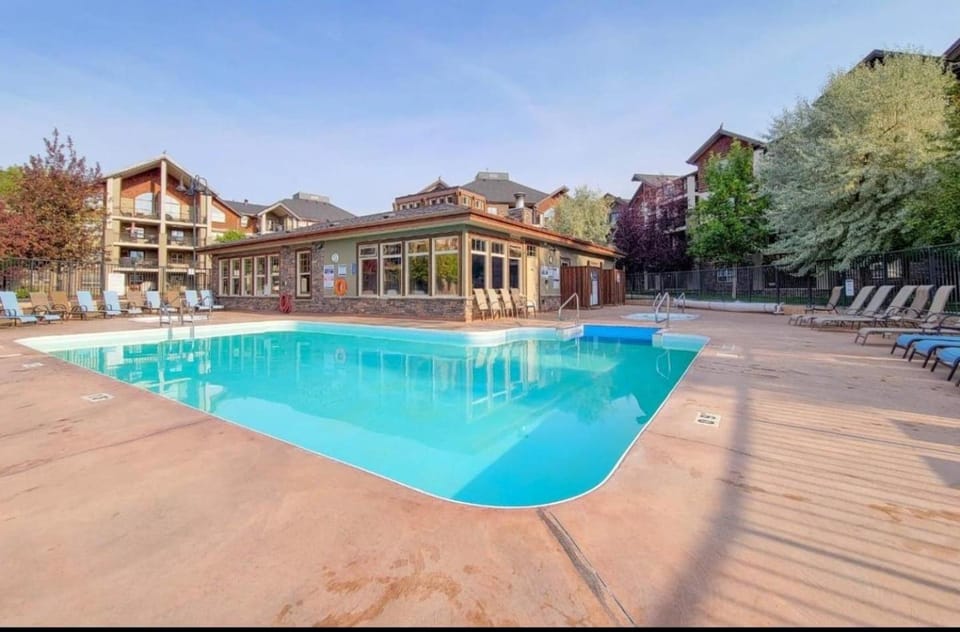 Property building, Day, Pool view, Swimming pool, Swimming pool, sunbed