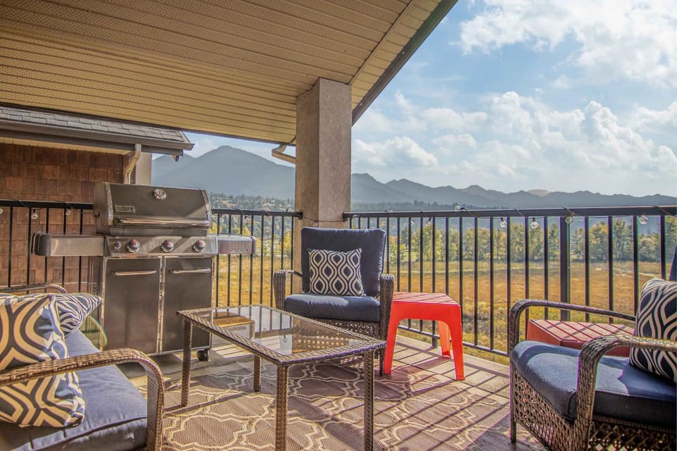 Patio, Day, Natural landscape, BBQ facilities, View (from property/room), Balcony/Terrace, Seating area, Mountain view