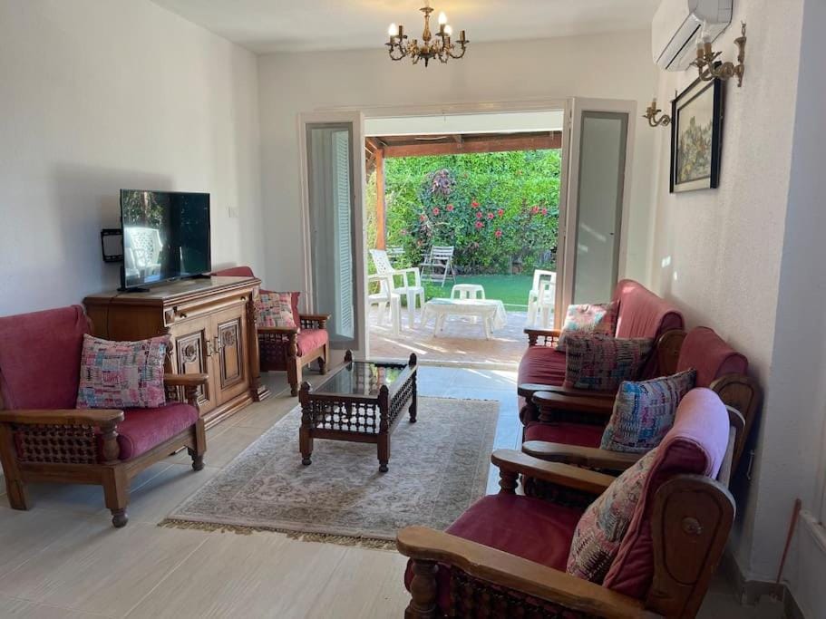 Patio, Communal lounge/ TV room, TV and multimedia, Living room, Seating area, Dining area, Evening entertainment, air conditioner