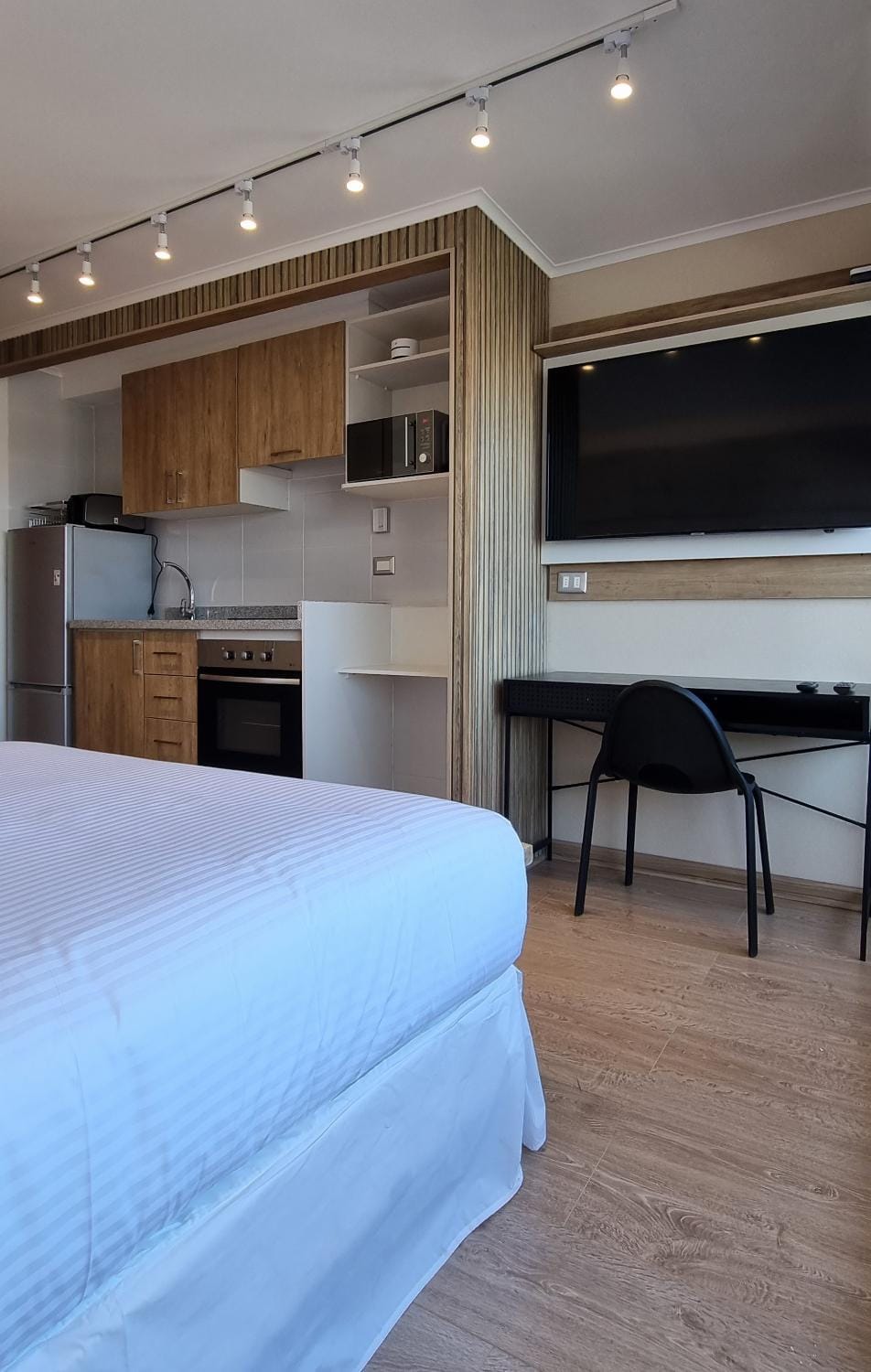 Bed, TV and multimedia, Bedroom
