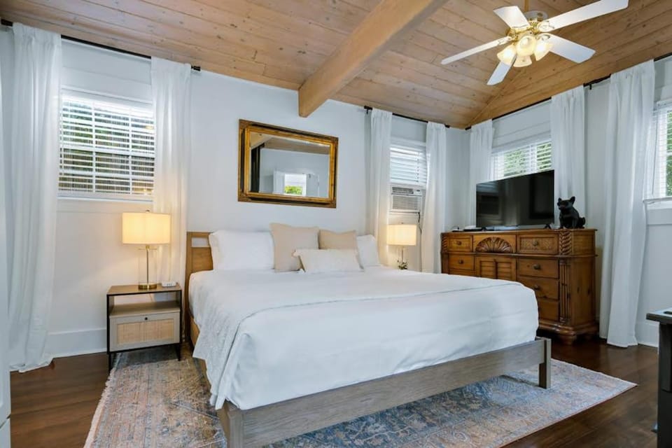 Santa Barbara Beach Cottage House in Montecito