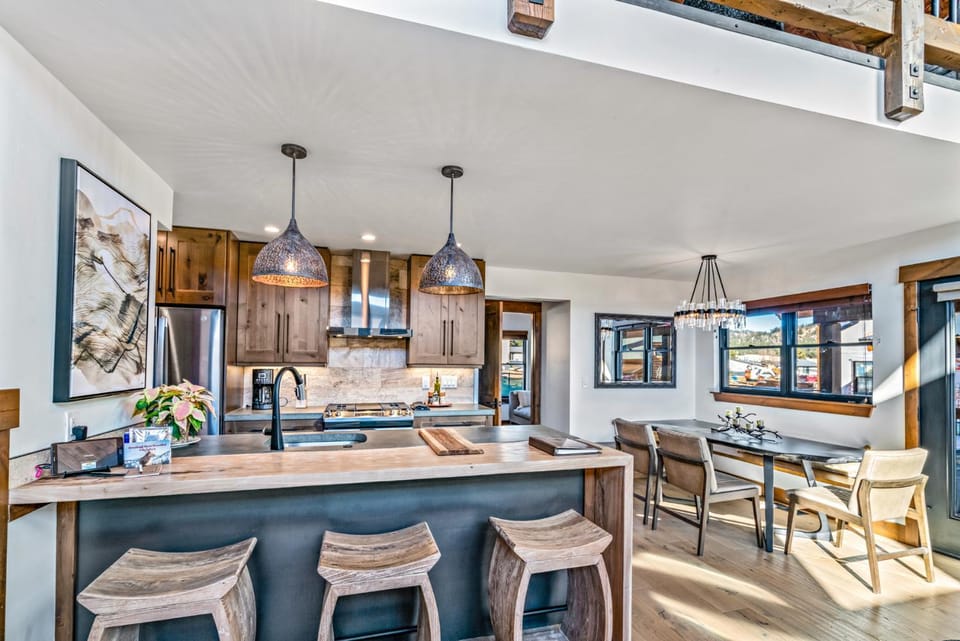 Brand NEW Located on Lake Estes Private Jacuzzi Two Patios Indoor and Outdoor Fireplace House in Estes Park