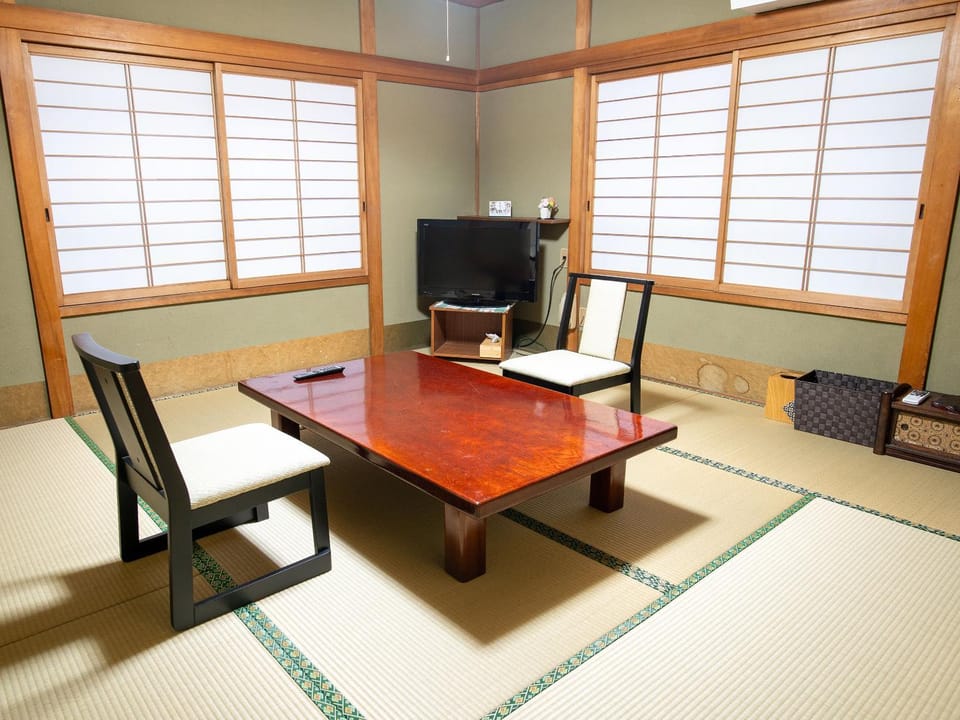 Photo of the whole room, Seating area