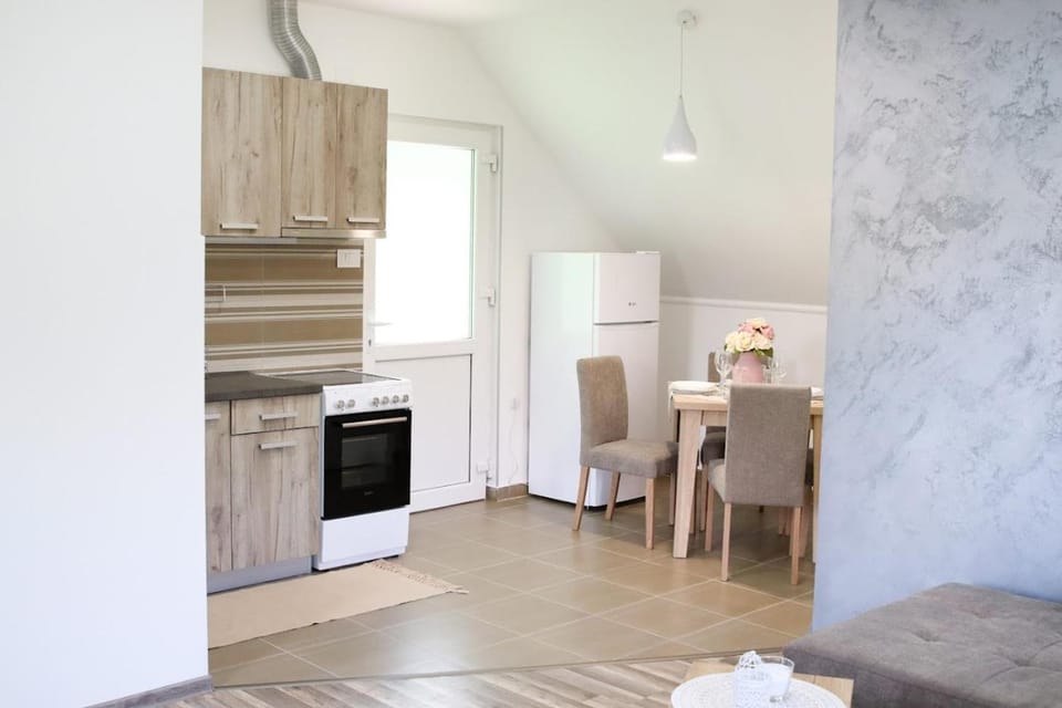 Kitchen or kitchenette, Dining area