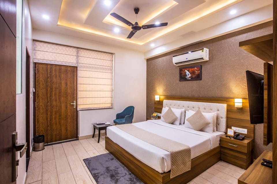 Bed, TV and multimedia, Photo of the whole room, Seating area, Bedroom, air conditioner