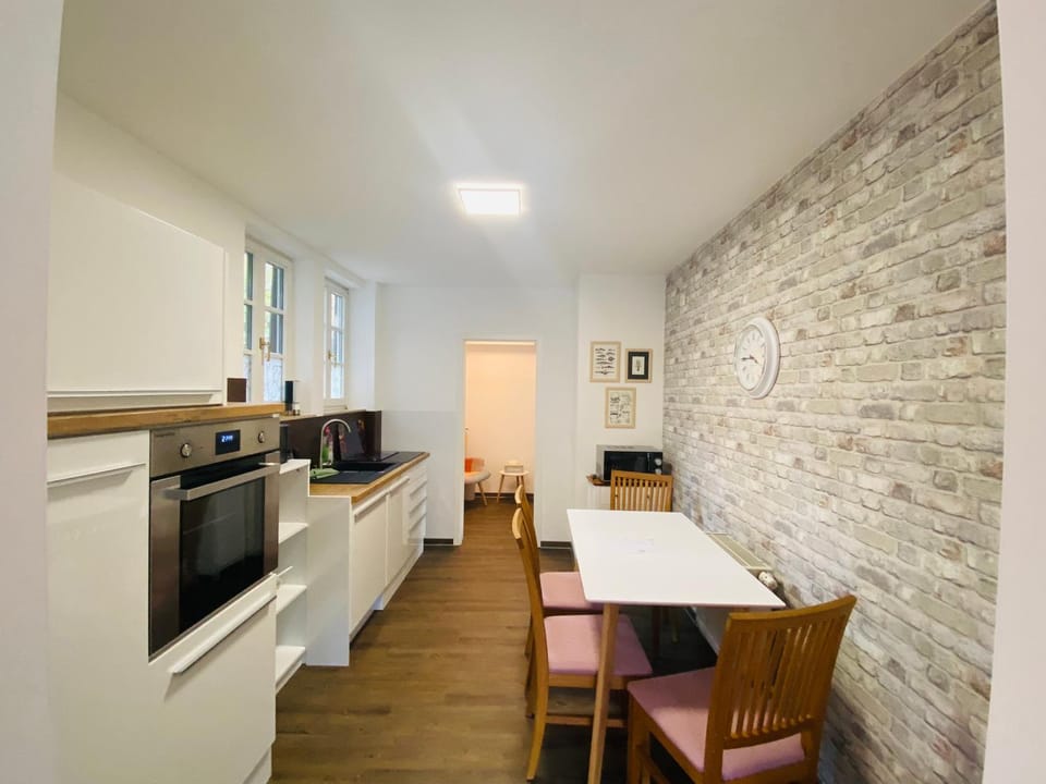 Kitchen or kitchenette, Dining area