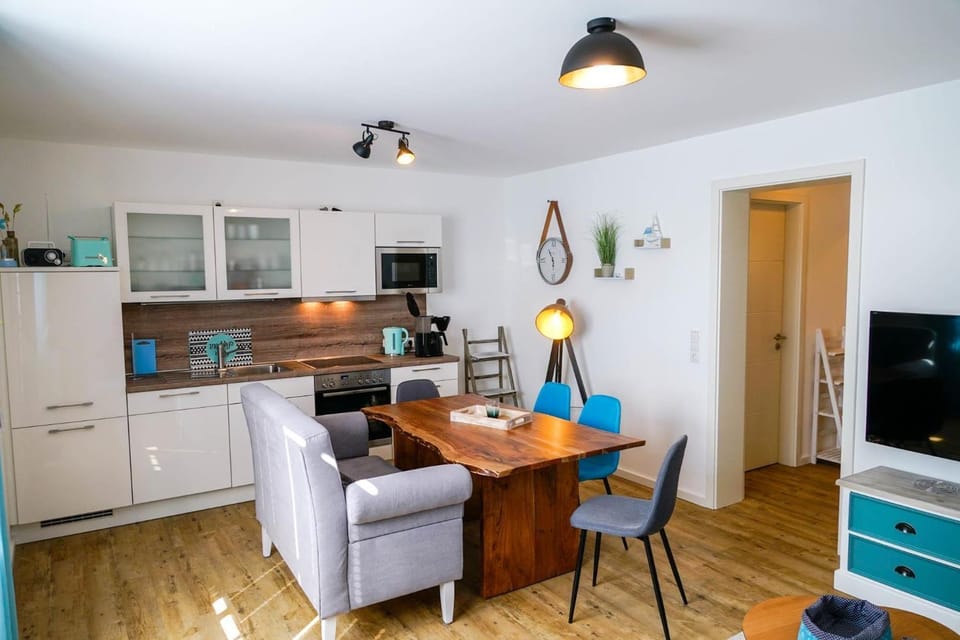 Kitchen or kitchenette, Seating area, Dining area