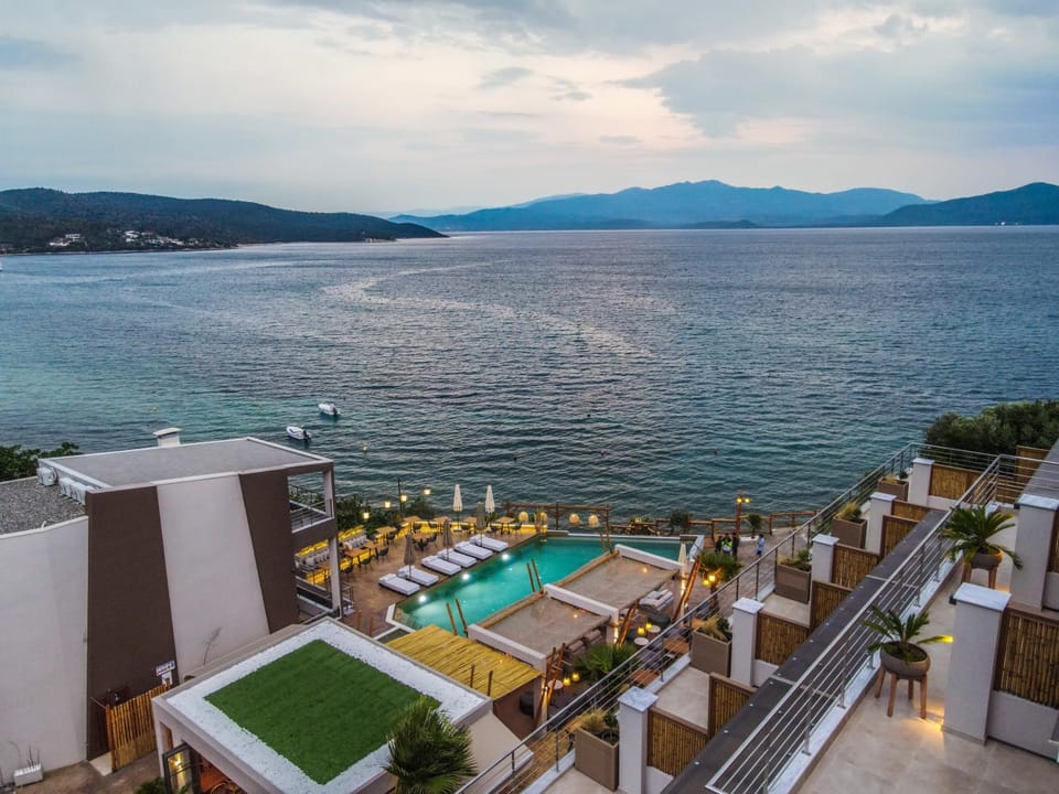Nearby landmark, Restaurant/places to eat, Natural landscape, Beach, Mountain view, Pool view, Sea view, sunbed