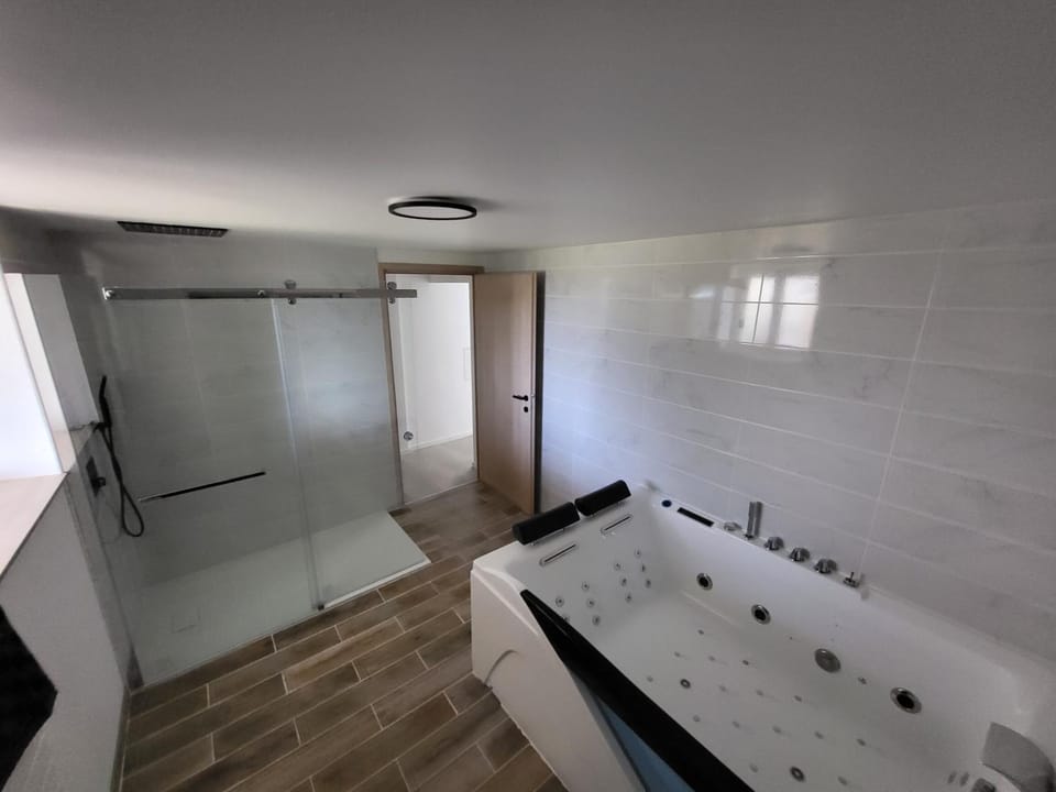 Shower, Hot Tub, Bathroom, Bath