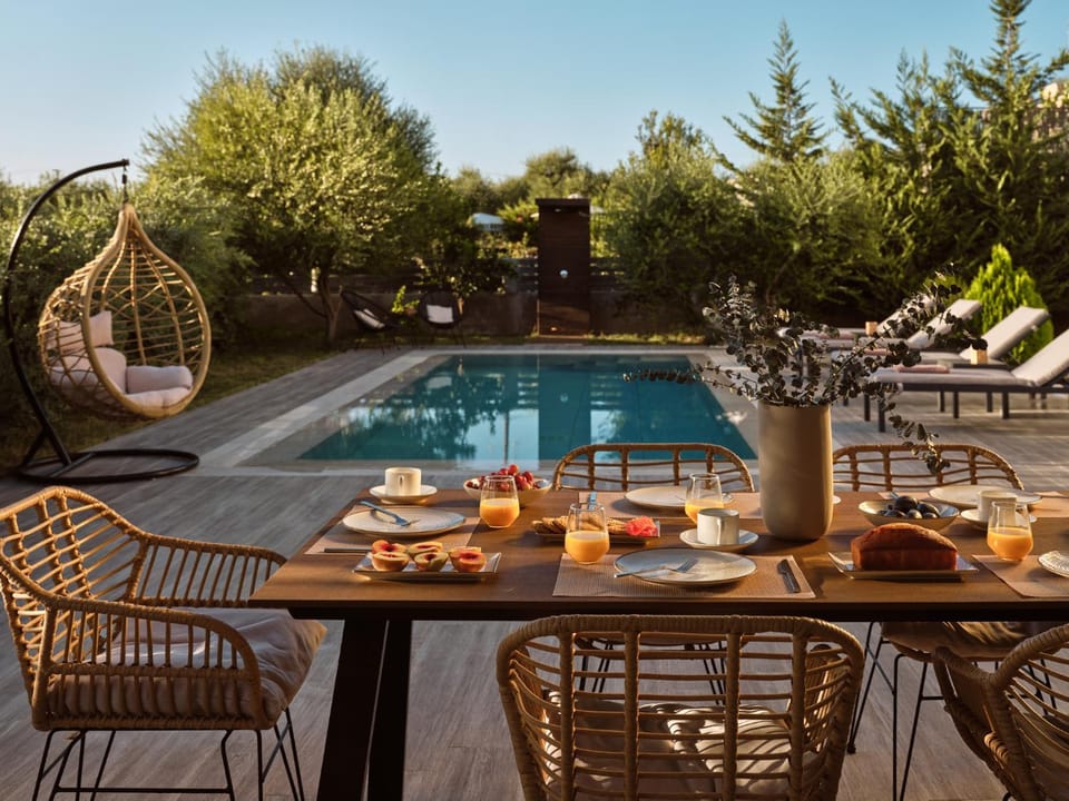 Property building, Dining area, Swimming pool, Breakfast