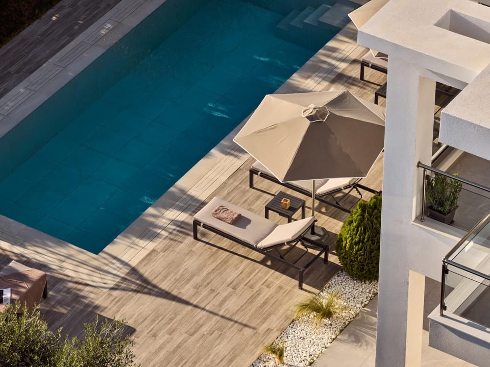 Pool view, Swimming pool, sunbed