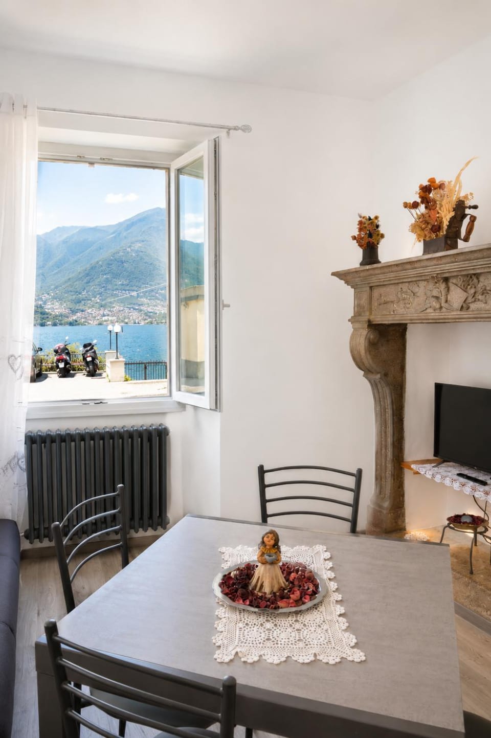 Day, Dining area, Lake view, Mountain view