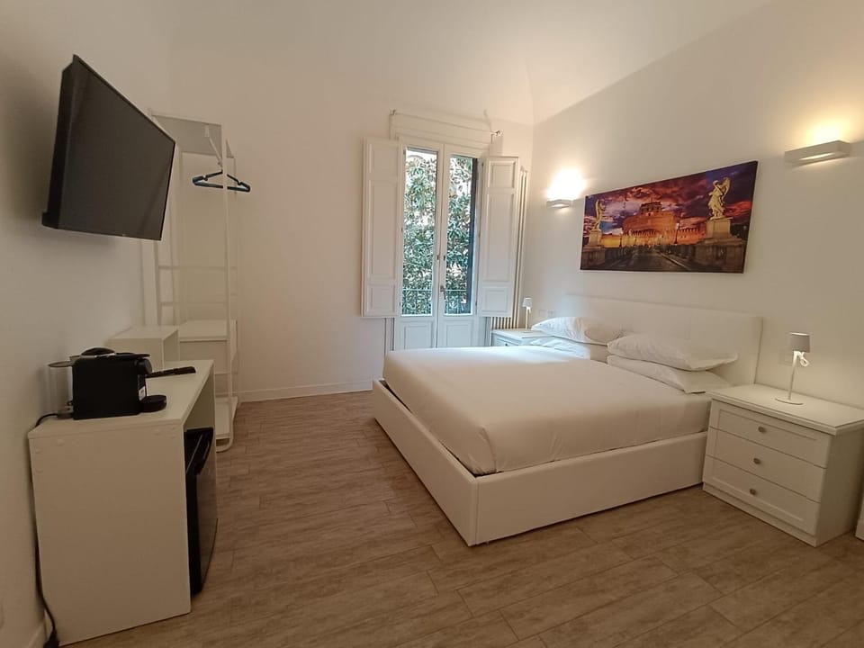 Bed, TV and multimedia, Coffee/tea facilities, Photo of the whole room, Bedroom, hair dresser, air conditioner