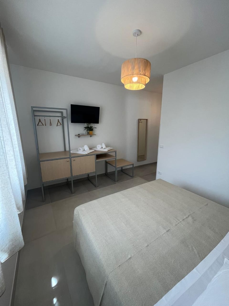 Bed, TV and multimedia, Photo of the whole room, Bedroom