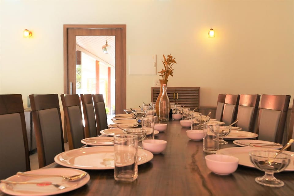 Restaurant/places to eat, Living room, Food and drinks, Seating area, Drinks