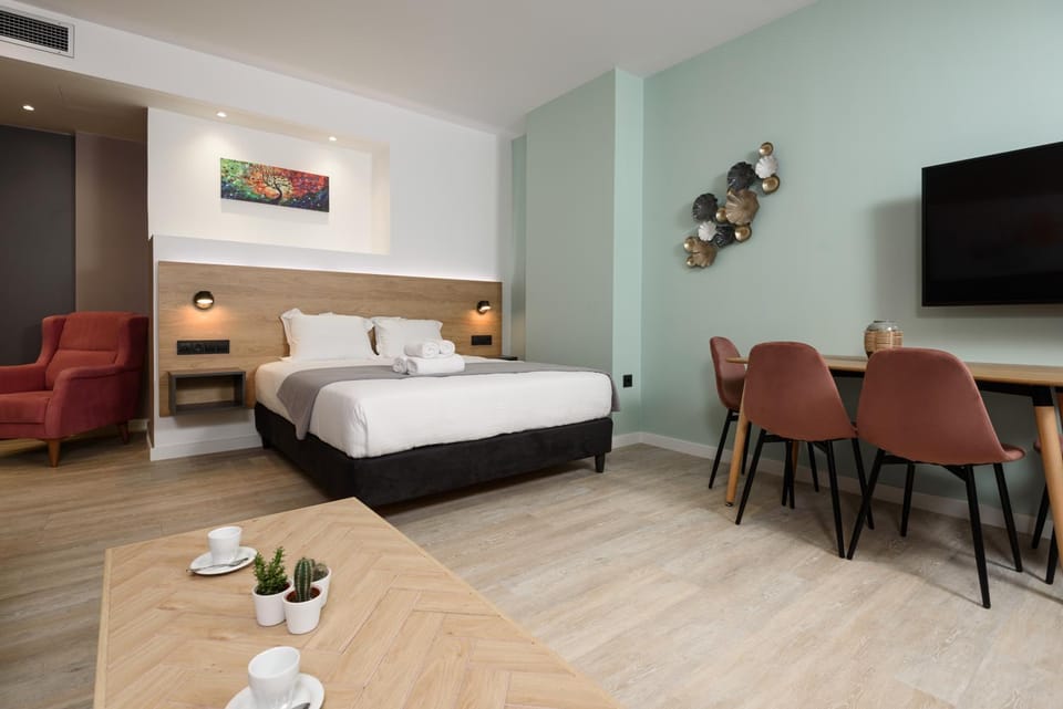 Bed, TV and multimedia, Living room, Seating area