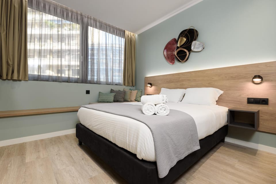 Bedroom, towels