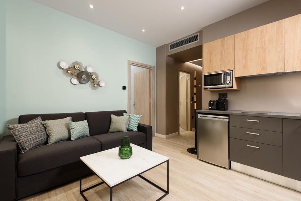 Living room, Seating area, Dining area, minibar