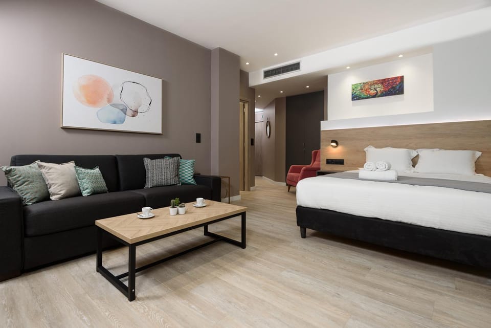 Bed, Photo of the whole room, Seating area, Bedroom, air conditioner