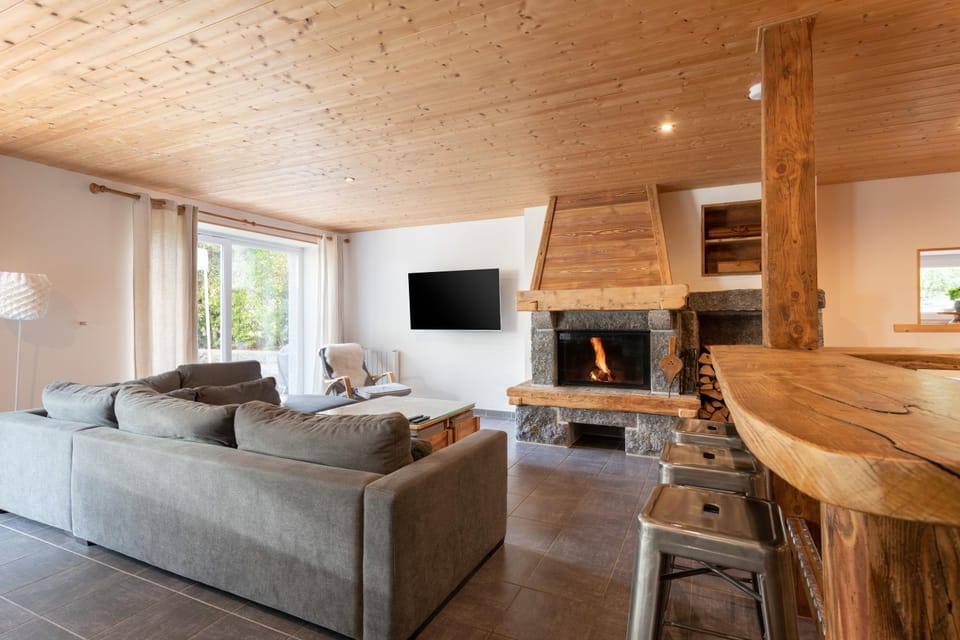 TV and multimedia, Living room, Seating area, fireplace