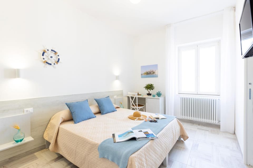 TV and multimedia, Photo of the whole room, Bedroom, internet