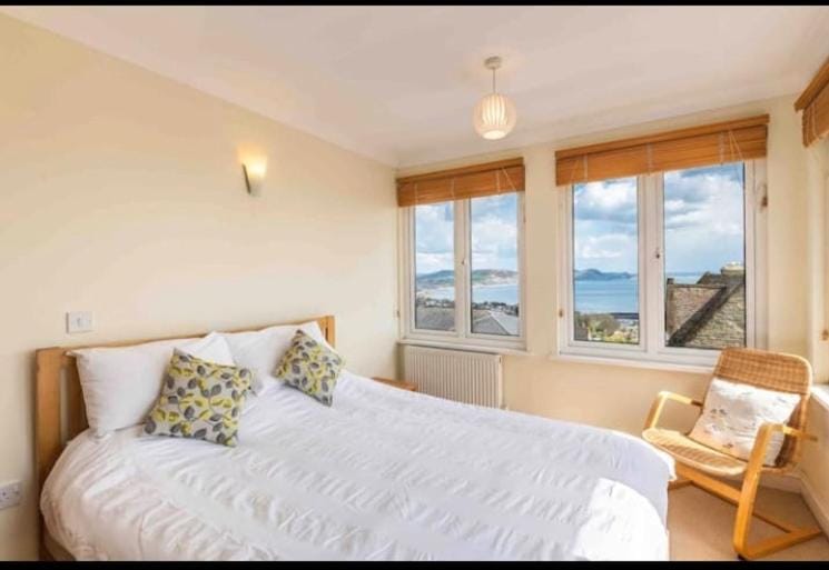 Fantastic spacious house with beautiful panoramic views of the bay Only a few minutes walk from beach harbour and restaurants This house has 3 bedrooms 3 bathrooms and 2 lovely sitting rooms House in Lyme Regis