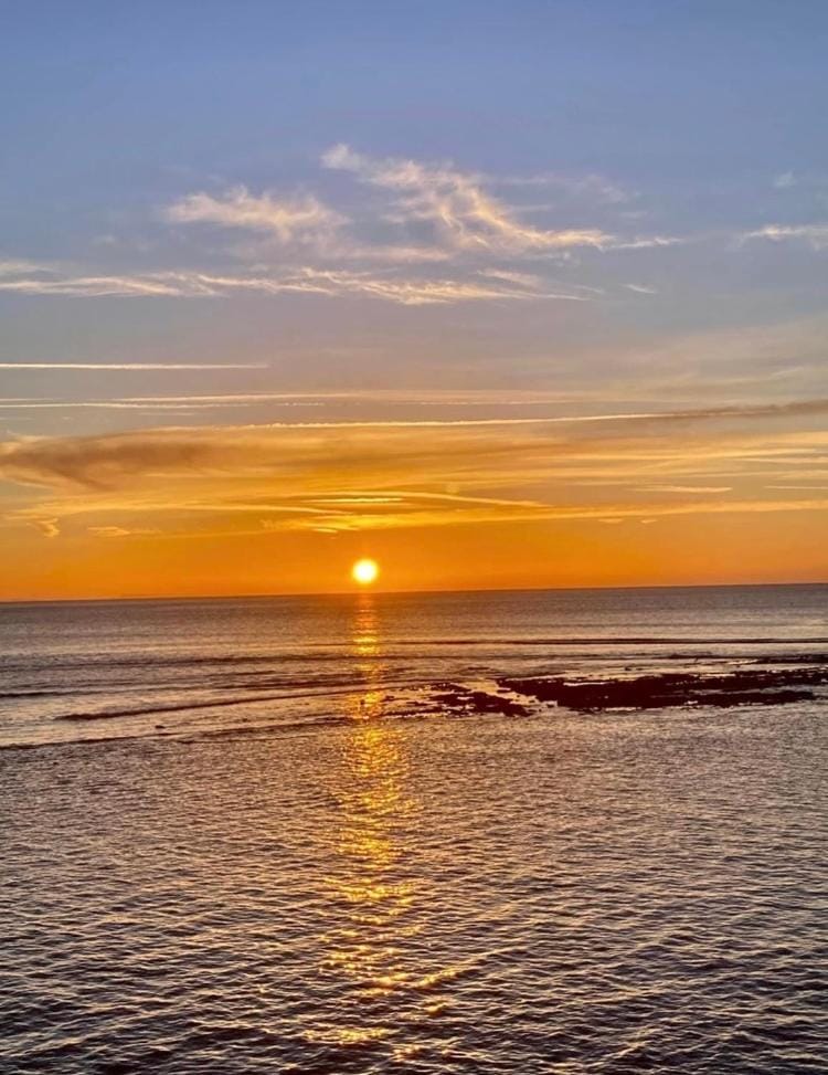 Fantastic spacious house with beautiful panoramic views of the bay Only a few minutes walk from beach harbour and restaurants This house has 3 bedrooms 3 bathrooms and 2 lovely sitting rooms House in Lyme Regis