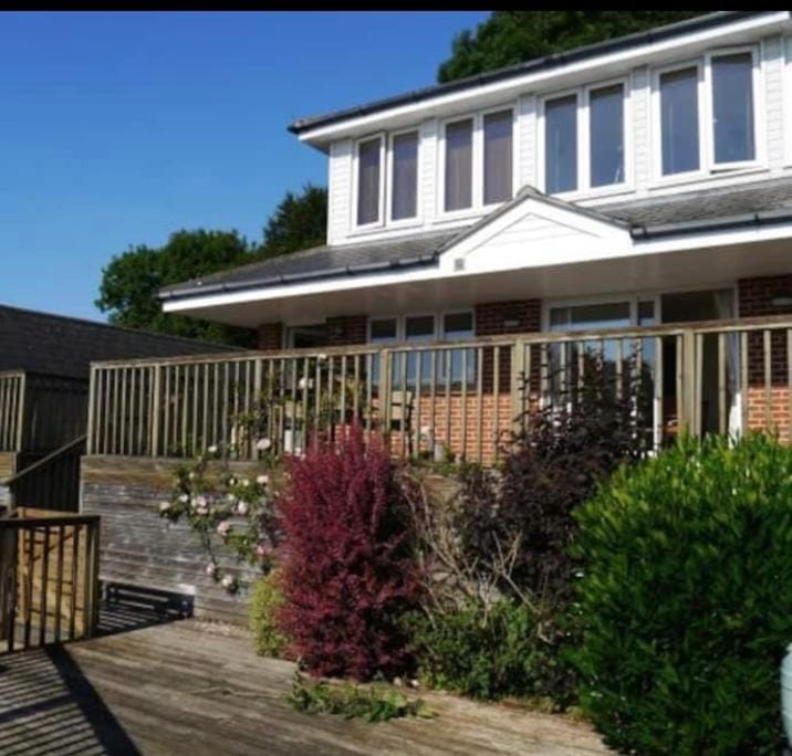 Fantastic spacious house with beautiful panoramic views of the bay Only a few minutes walk from beach harbour and restaurants This house has 3 bedrooms 3 bathrooms and 2 lovely sitting rooms House in Lyme Regis