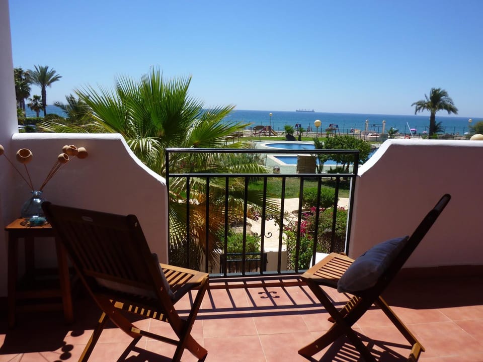 Apartamento naturista en urbanización naturista en primera línea del mar y de la playa naturista de Vera Apartment in Andalusia