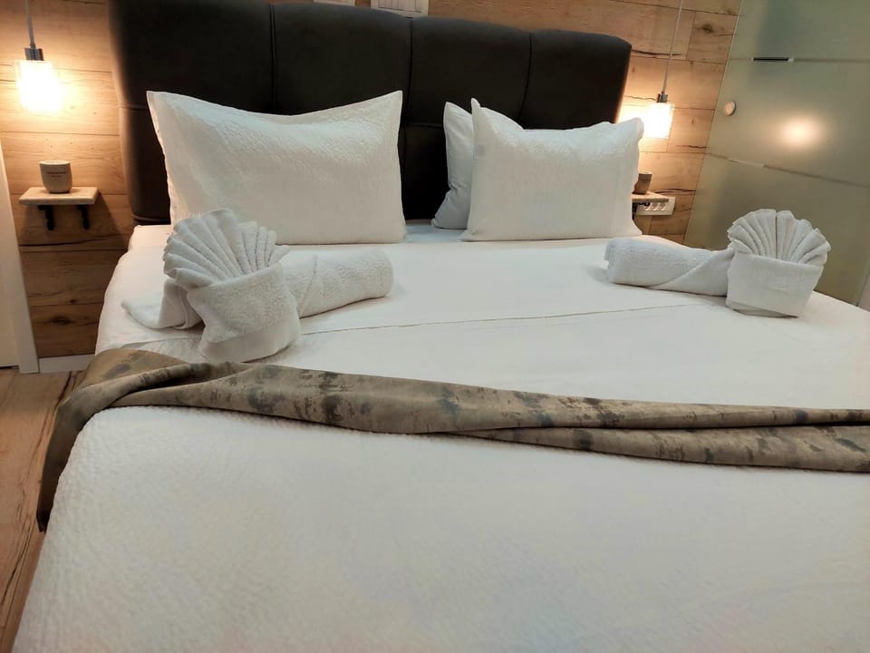 Bed, Bedroom, towels