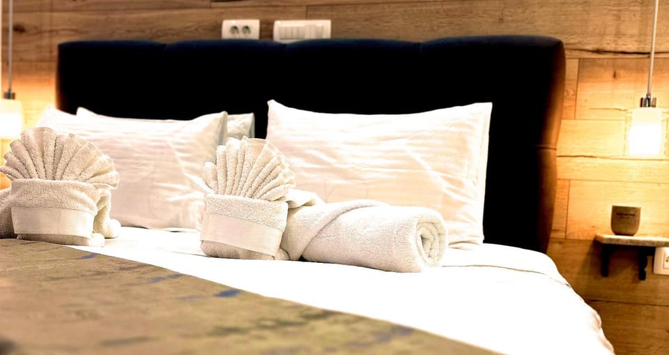 Bed, Bedroom, towels