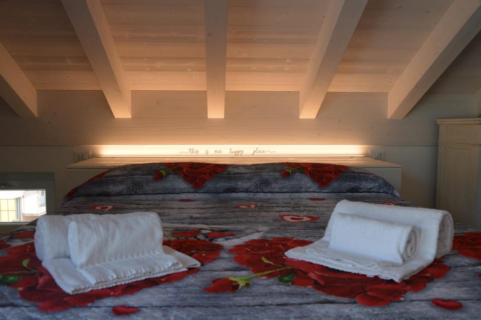 Bed, Living room, Photo of the whole room, Seating area, Bedroom, towels