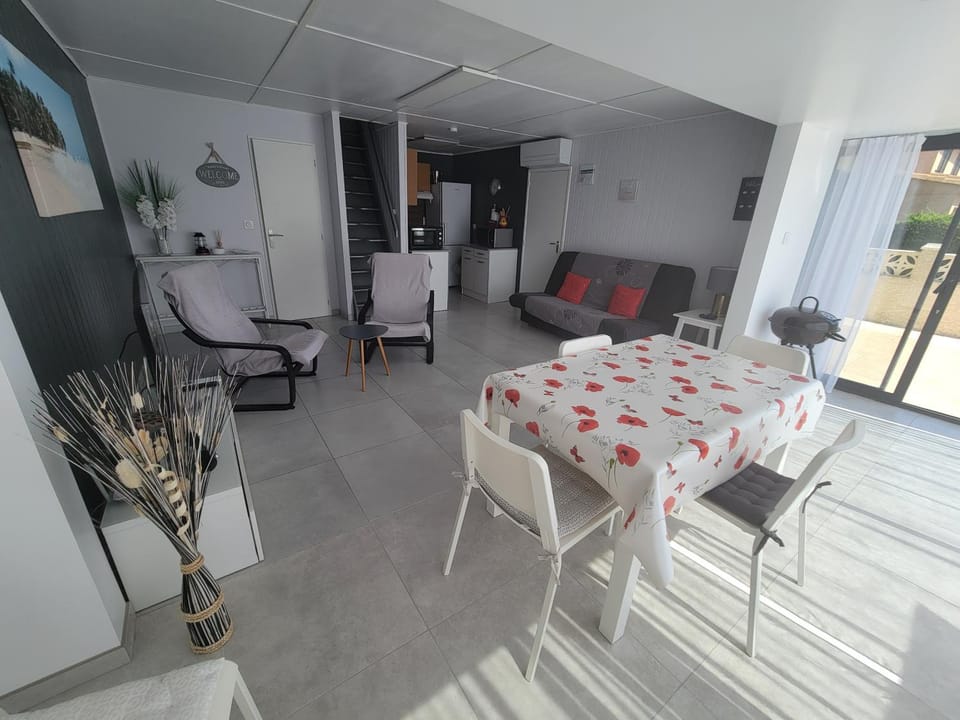 Belle villa de vacances climatisée, residence TAMARIS, wifi, 2 chambres 4 à 6 couchages, accès payant pour les piscines et animations , PORTIRAGNES PLAGE LRTAMA57 Villa in Portiragnes