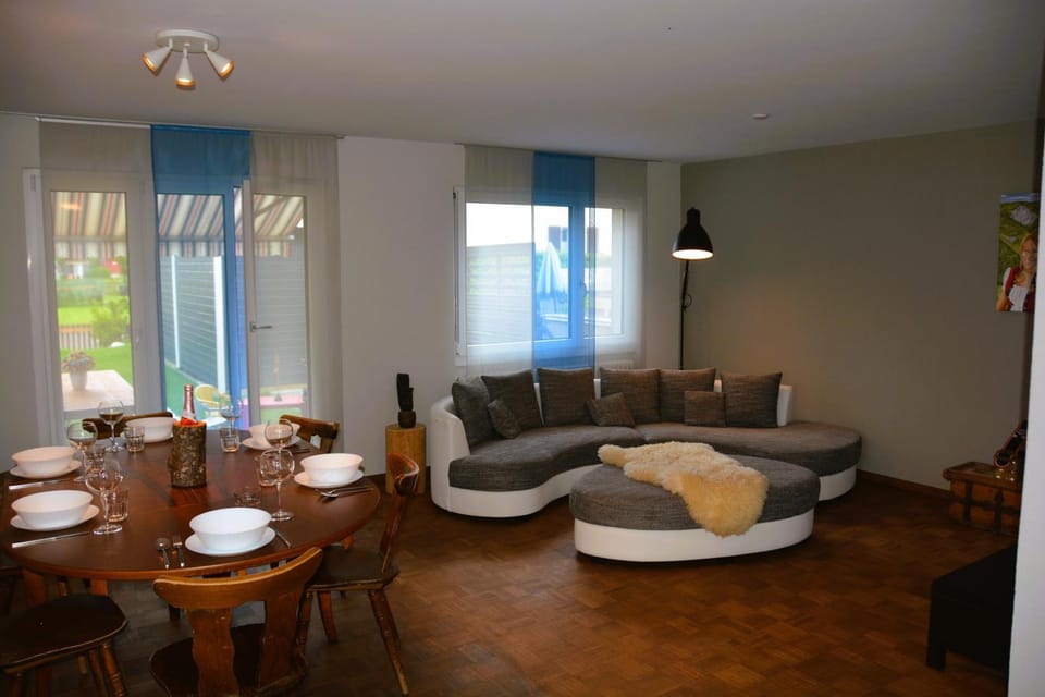 Seating area, Dining area