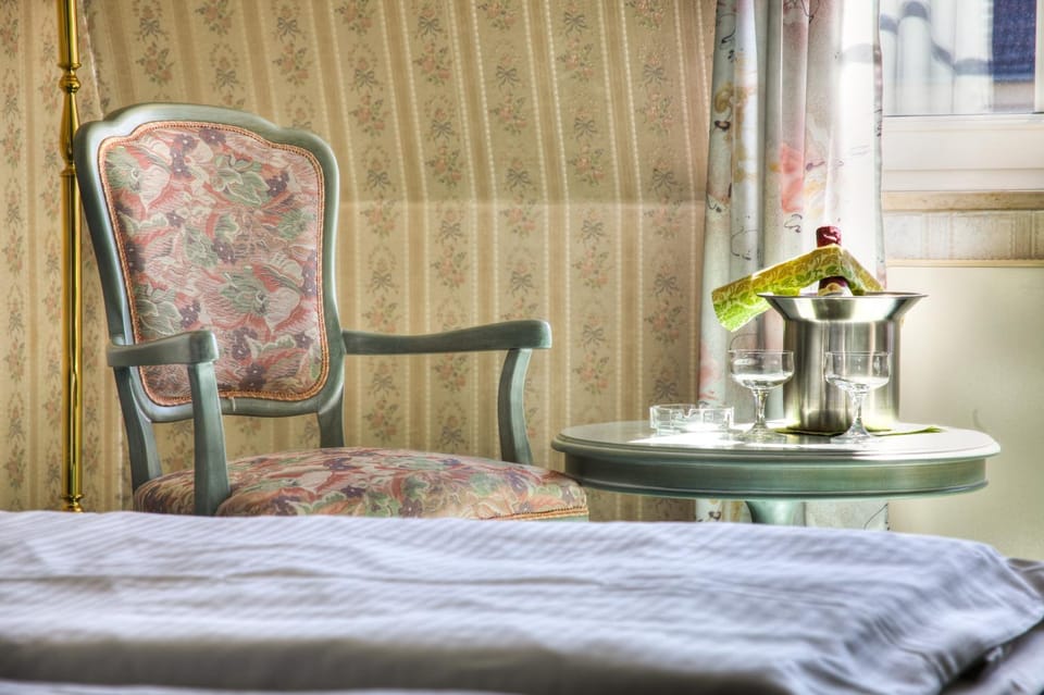 Bed, Photo of the whole room, Seating area