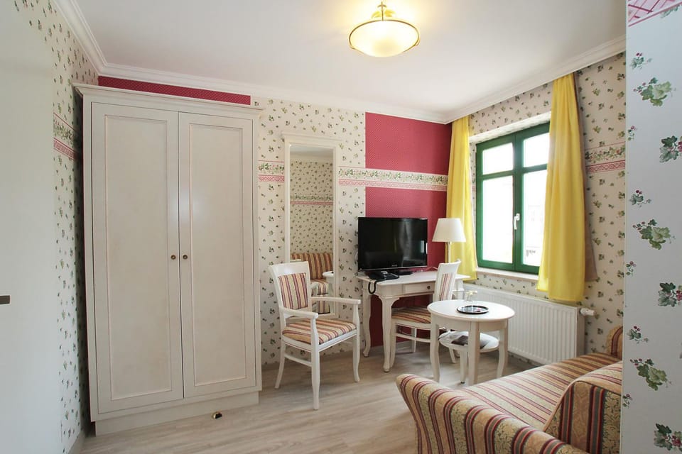 Seating area, Evening entertainment, wardrobe