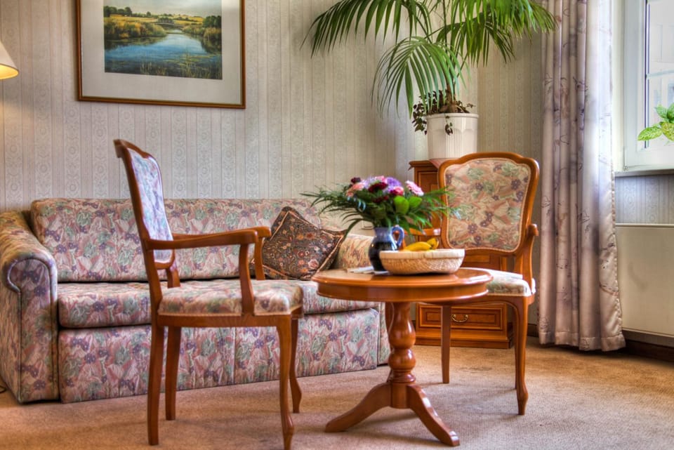 Living room, Seating area