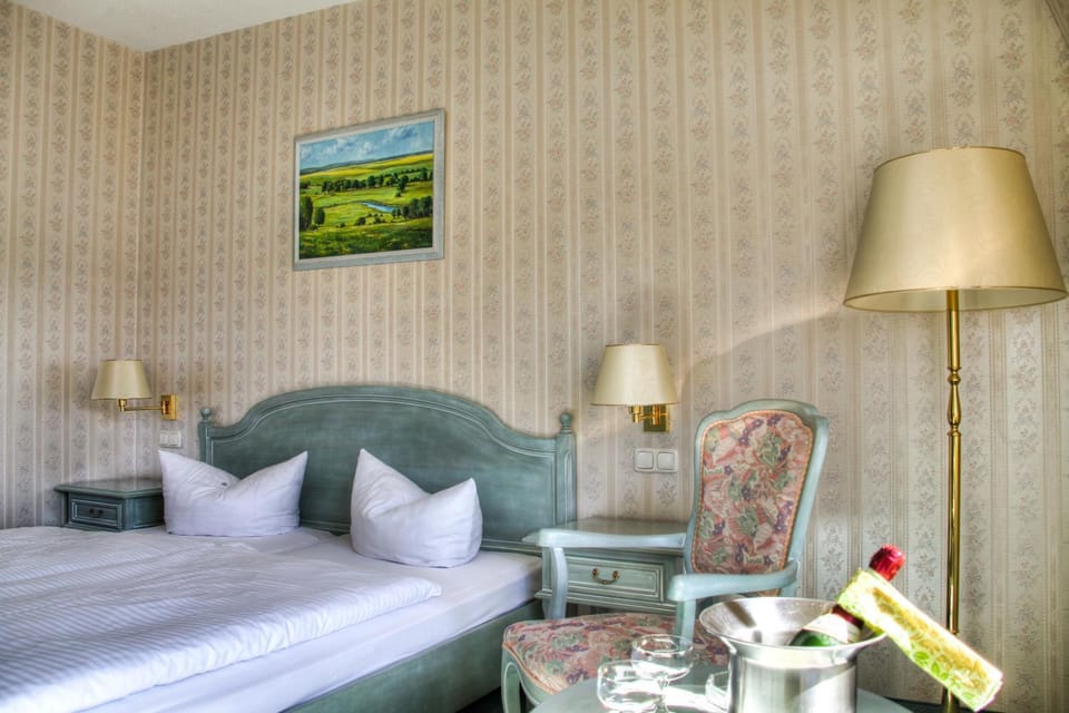 Bed, Living room, Photo of the whole room, Seating area