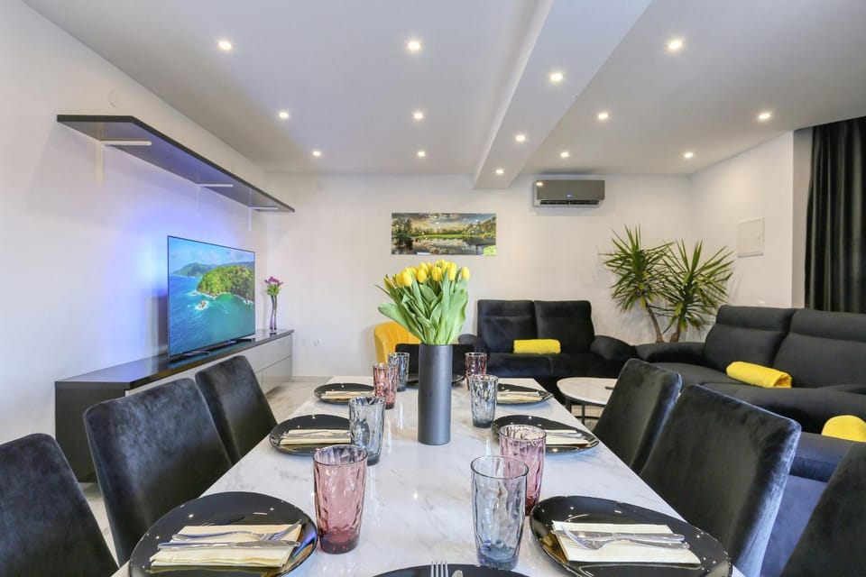 TV and multimedia, Living room, Seating area, Dining area, air conditioner