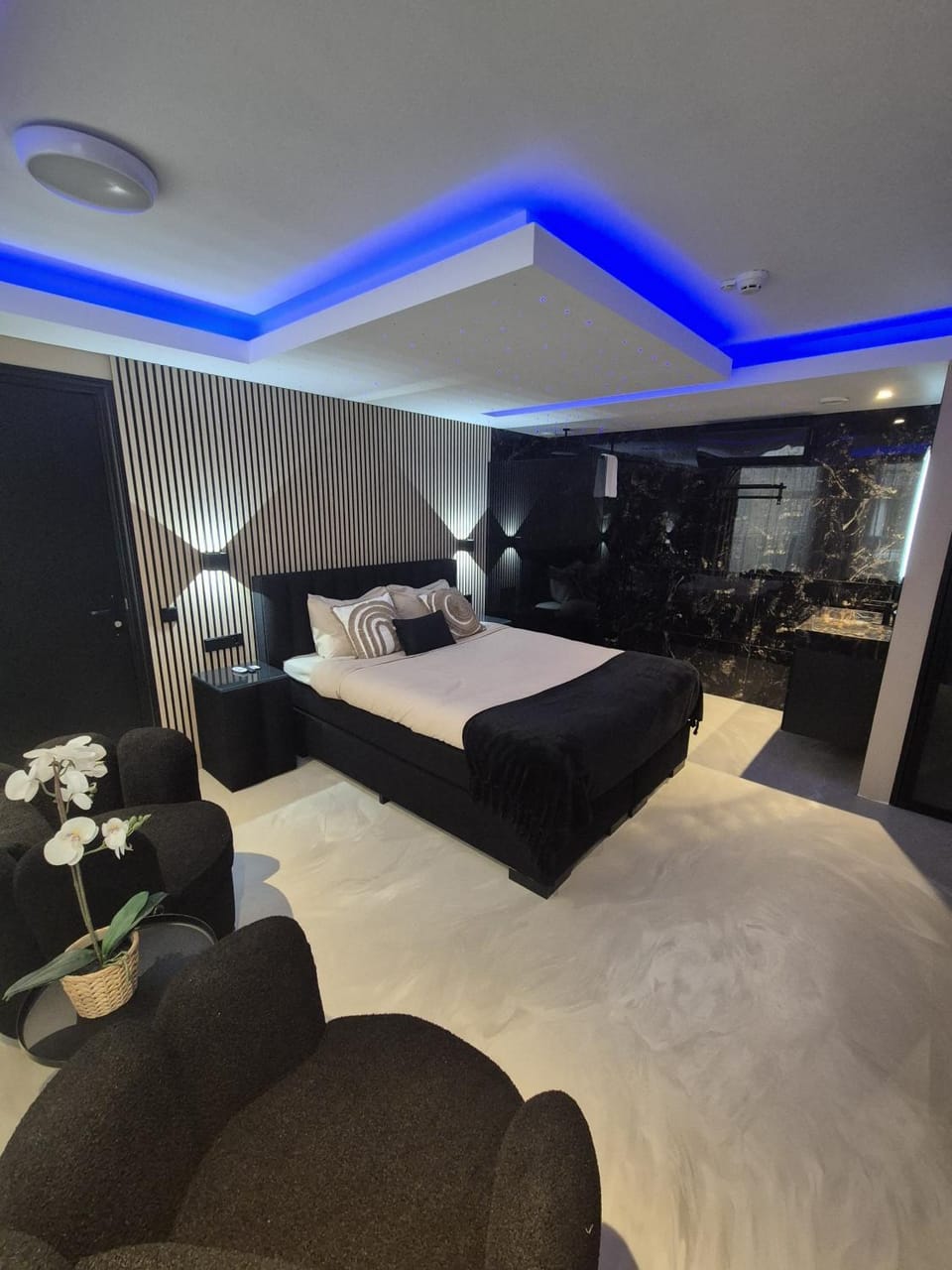 Shower, Bathroom, Seating area, Bedroom
