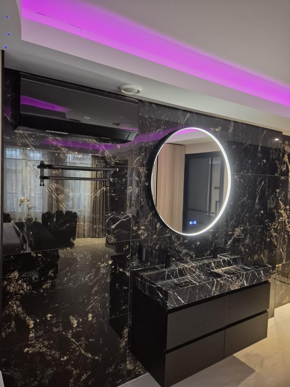 Bathroom, air conditioner