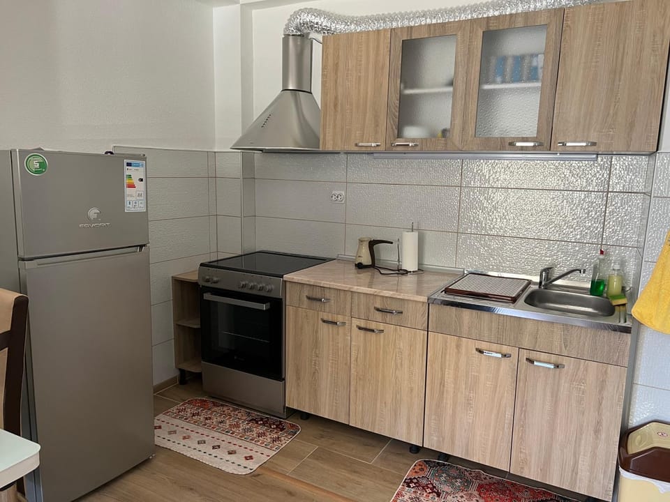 Coffee/tea facilities, Kitchen or kitchenette, oven, stove