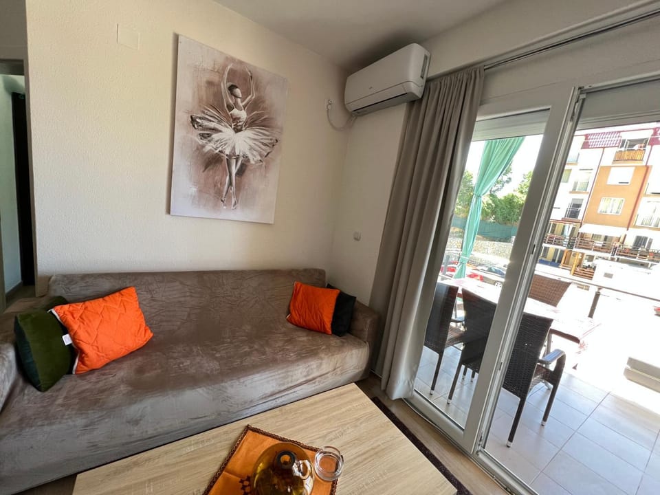 Living room, Seating area, air conditioner