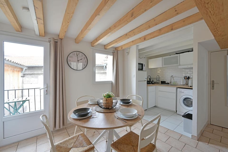 Coffee/tea facilities, Kitchen or kitchenette, Dining area, washing machine