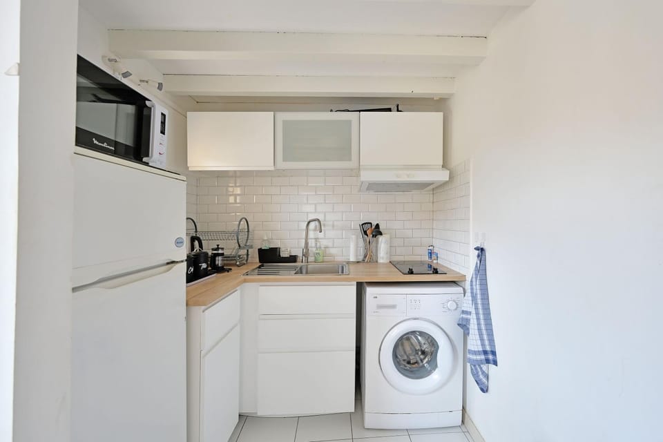 Kitchen or kitchenette, stove, washing machine