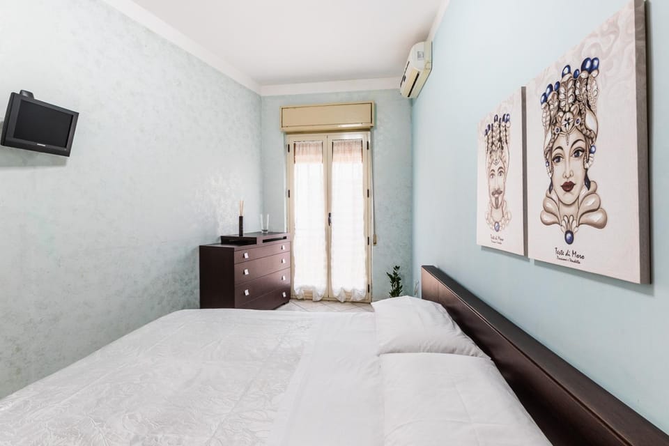 TV and multimedia, Photo of the whole room, Bedroom