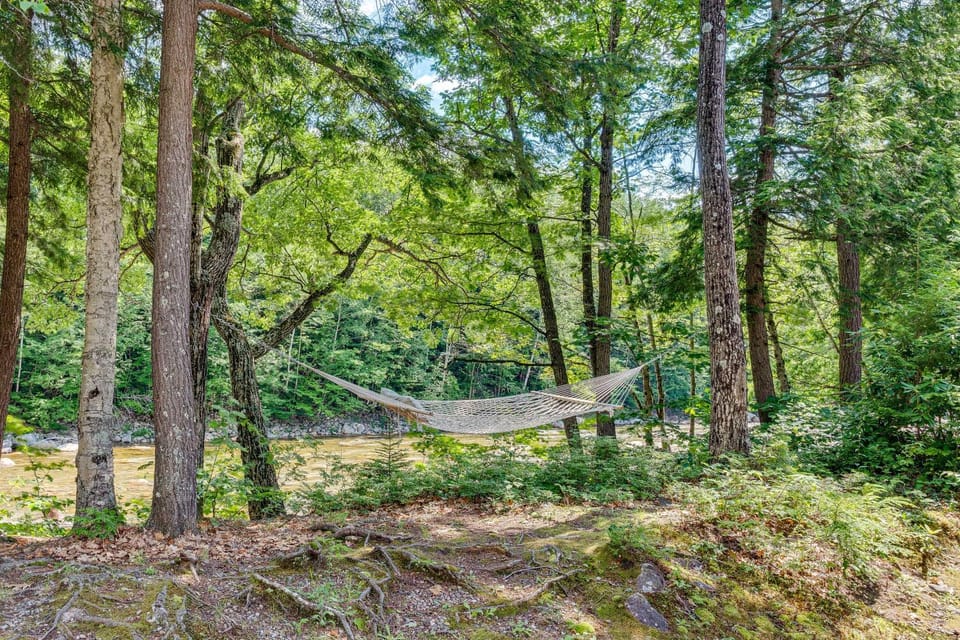 Riverfront Retreat w/ Deck: 1 Mi to Loon Mtn! House in Woodstock