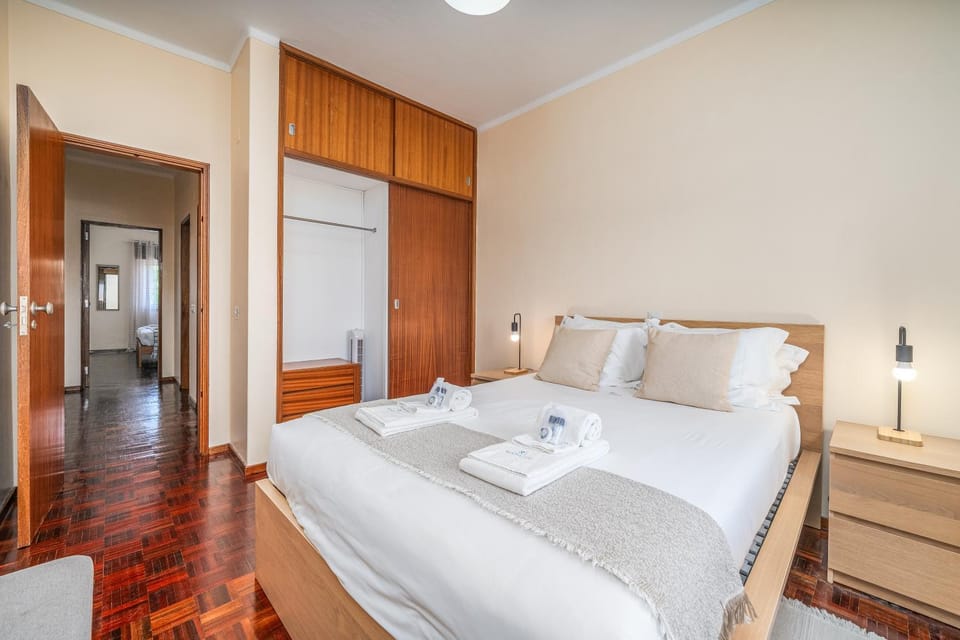 Bed, Bedroom, towels, wardrobe