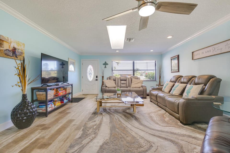 Luxe Jupiter Home w/ Pool House, Near Golf & Beach House in Jupiter