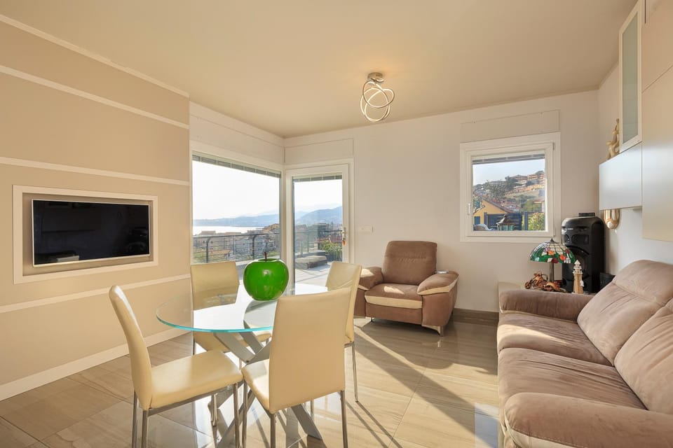 TV and multimedia, Living room, Dining area